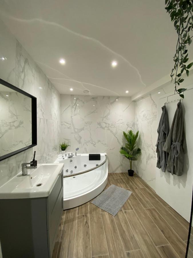 Capsule Groovy-Jacuzzi-Sauna-Billard-Netflix- Nintendo Switch & Jeux Mons Luaran gambar