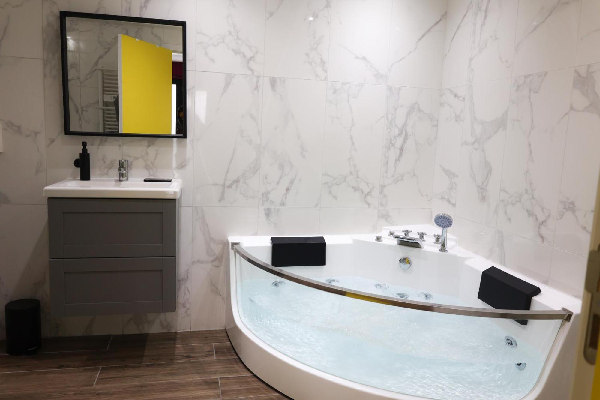 Capsule Groovy-Jacuzzi-Sauna-Billard-Netflix- Nintendo Switch & Jeux Mons Luaran gambar