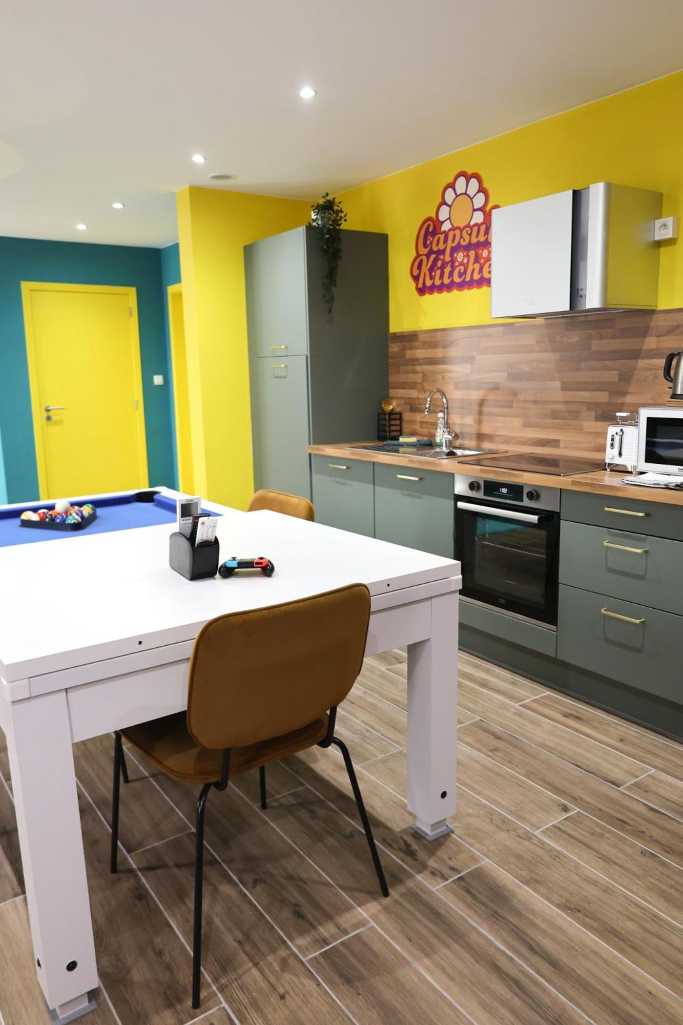 Capsule Groovy-Jacuzzi-Sauna-Billard-Netflix- Nintendo Switch & Jeux Mons Luaran gambar