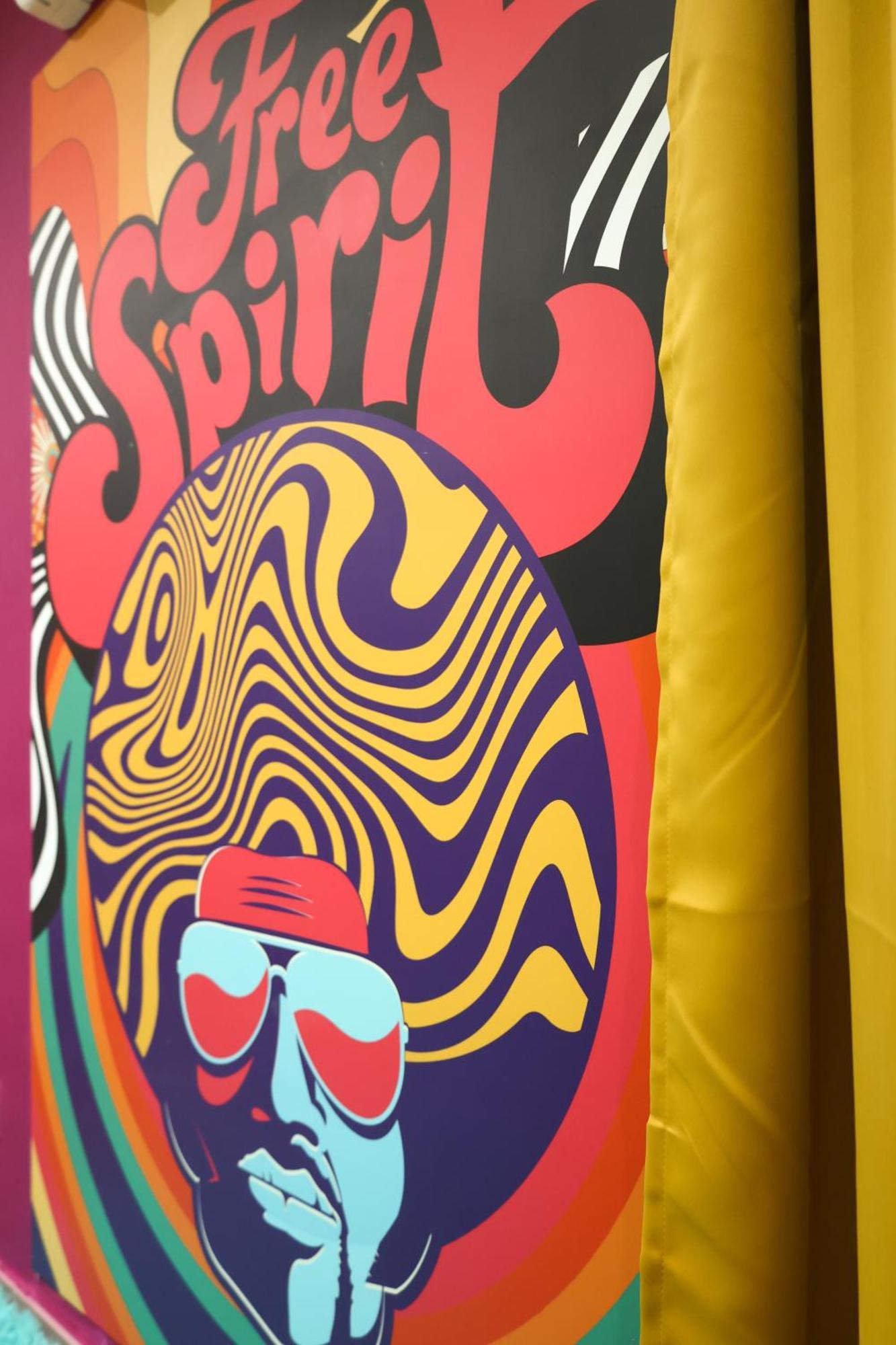 Capsule Groovy-Jacuzzi-Sauna-Billard-Netflix- Nintendo Switch & Jeux Mons Luaran gambar